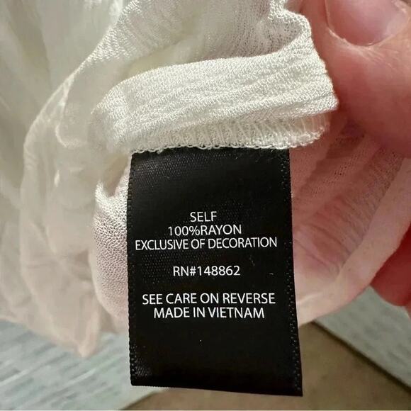 Torrid White Gauze Top with Red Embroidery in  excellent condition size00 - Picture 7 of 8